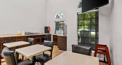 Econo Lodge Inn & Suites Cayce I-26 Airport