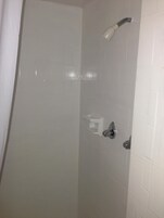 Ducha, artículos de tocador gratuitos, toallas