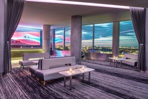 Serves breakfast, lunch, and dinner