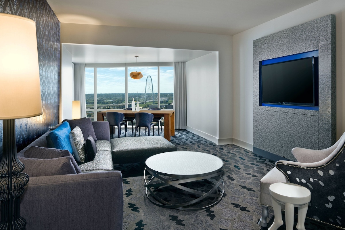 Suite, 1 letto king (View) | Area soggiorno | TV a schermo piatto 42 pollici con canali via cavo, TV