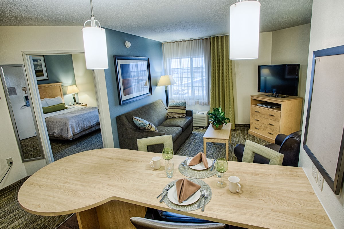 1 bedroom, premium bedding, desk, blackout curtains