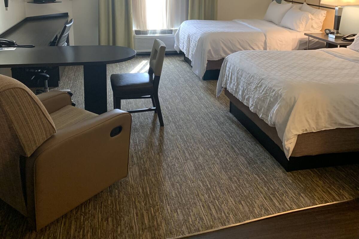 Luxe beddengoed, een bureau, verduisterende gordijnen