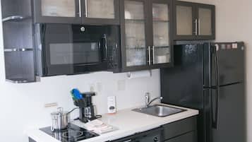 Full-size fridge, microwave, stovetop, dishwasher