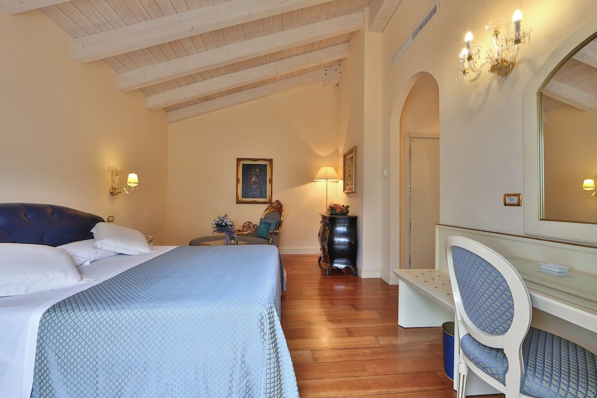 Junior Studio Suite, Partial Sea View | Premium bedding, minibar, in-room safe, individually decorated