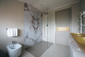 Deluxe Studio Suite, Jetted Tub | Bathroom - Hotel Globus (Cervia)