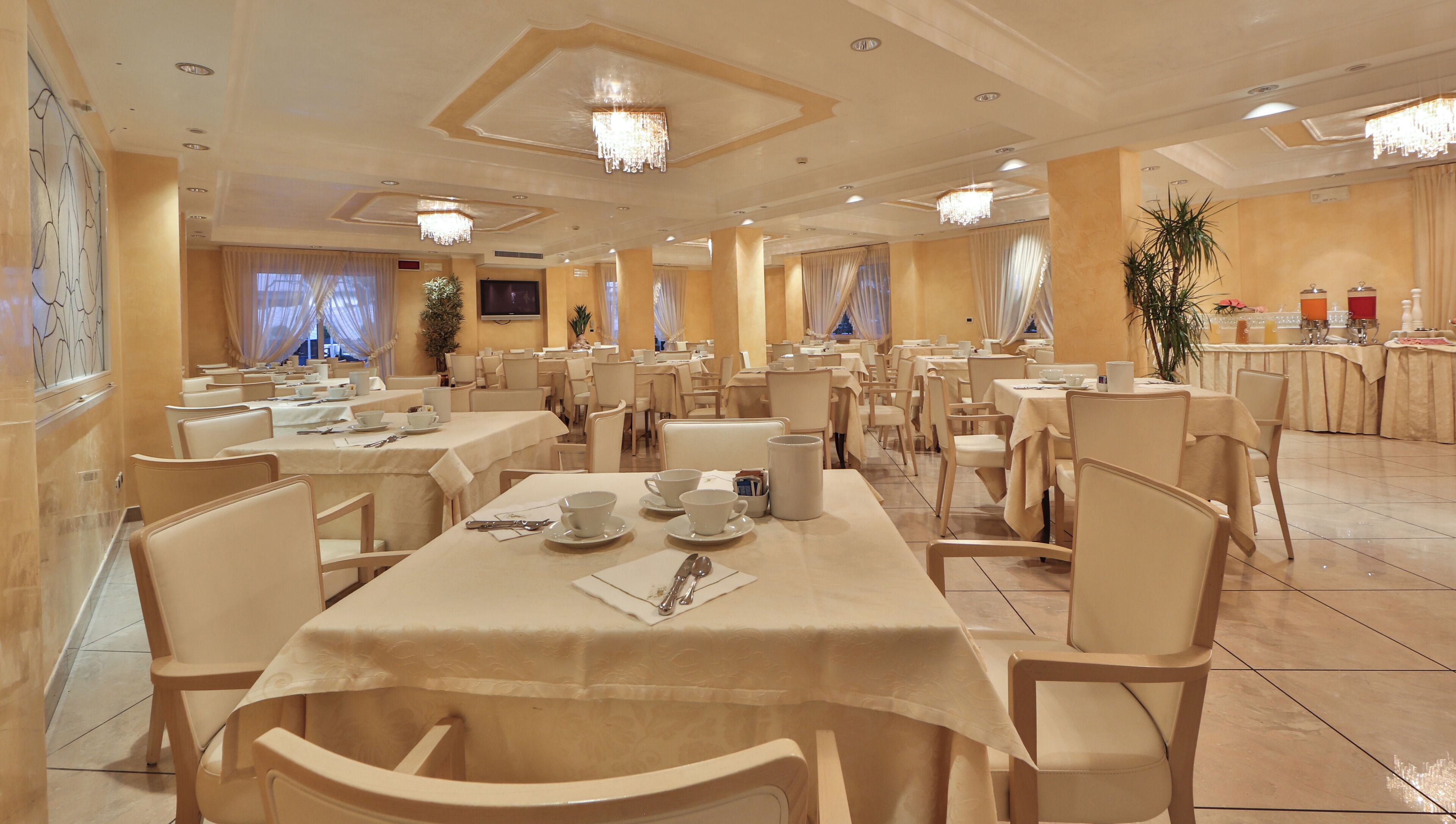 每日供应自助式早餐（每人 EUR 15）