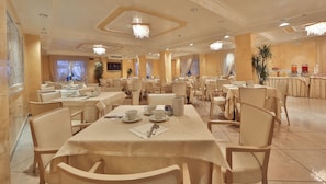 매일 뷔페 아침 식사(1인당 EUR 15)