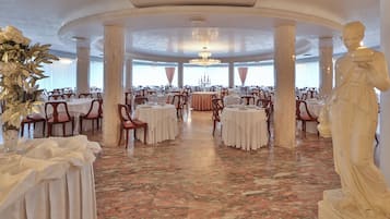 Frühstück, Blick auf den Garten