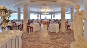 Breakfast served, garden views  - Hotel Globus (Cervia)