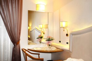 Roupas de cama premium, frigobar, cofres nos quartos