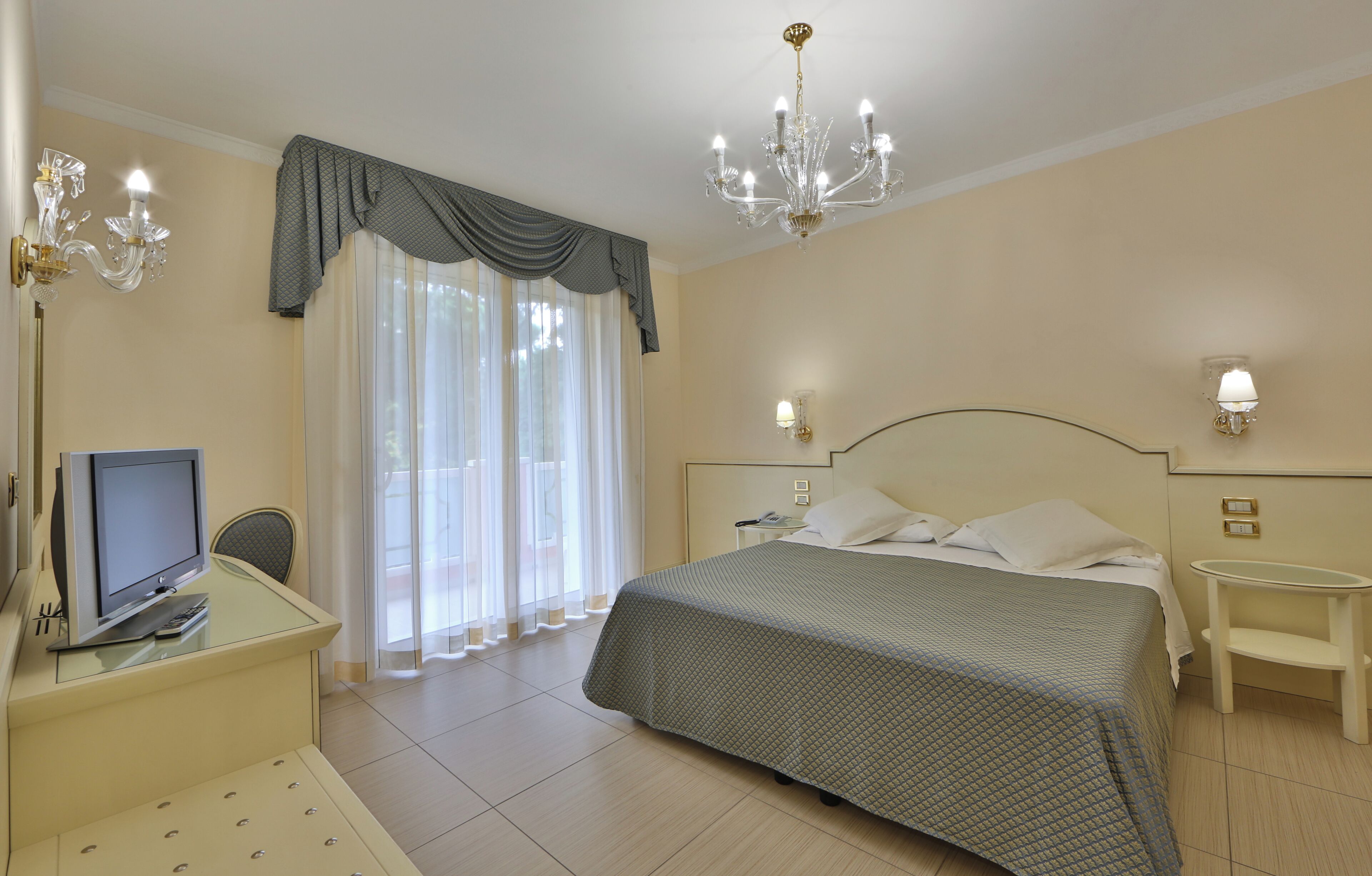 Family Room | Premium bedding, minibar, in-room safe, individually decorated