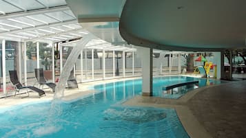 Innendørsbasseng, sesongbasert utendørsbasseng og bassengparasoller