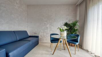 Deluxe Studio Suite, Jetted Tub | Living area | Flat-screen TV, toys