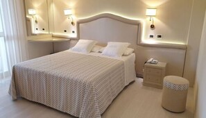 Roupas de cama premium, frigobar, cofres nos quartos