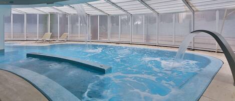 Innenpool, Außenpool (je nach Saison geöffnet), Sonnenschirme