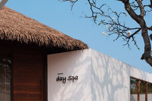 Couples treatment room(s), hot tub, steam room, body treatments