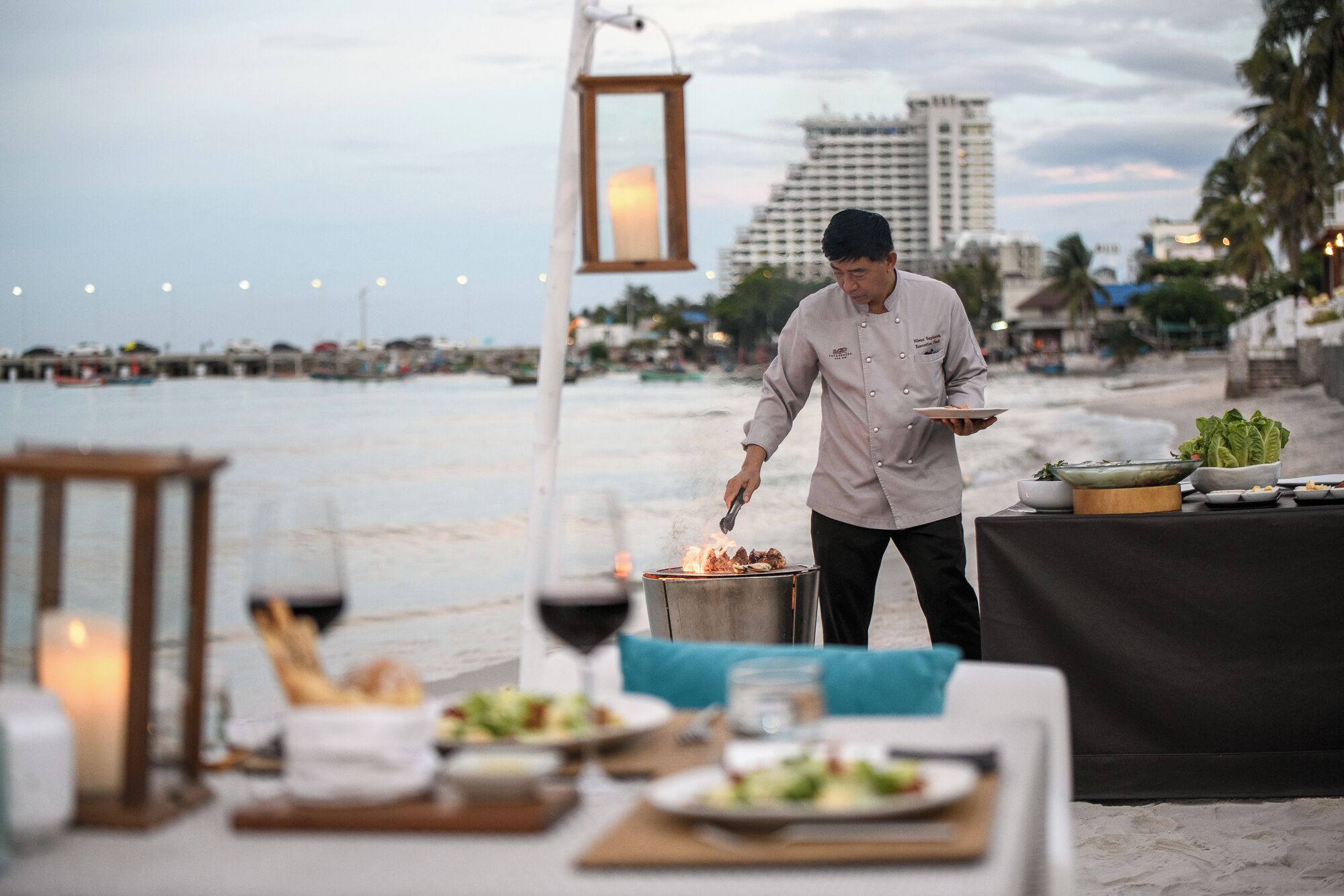 2 restaurants, breakfast, lunch, dinner served; international cuisine