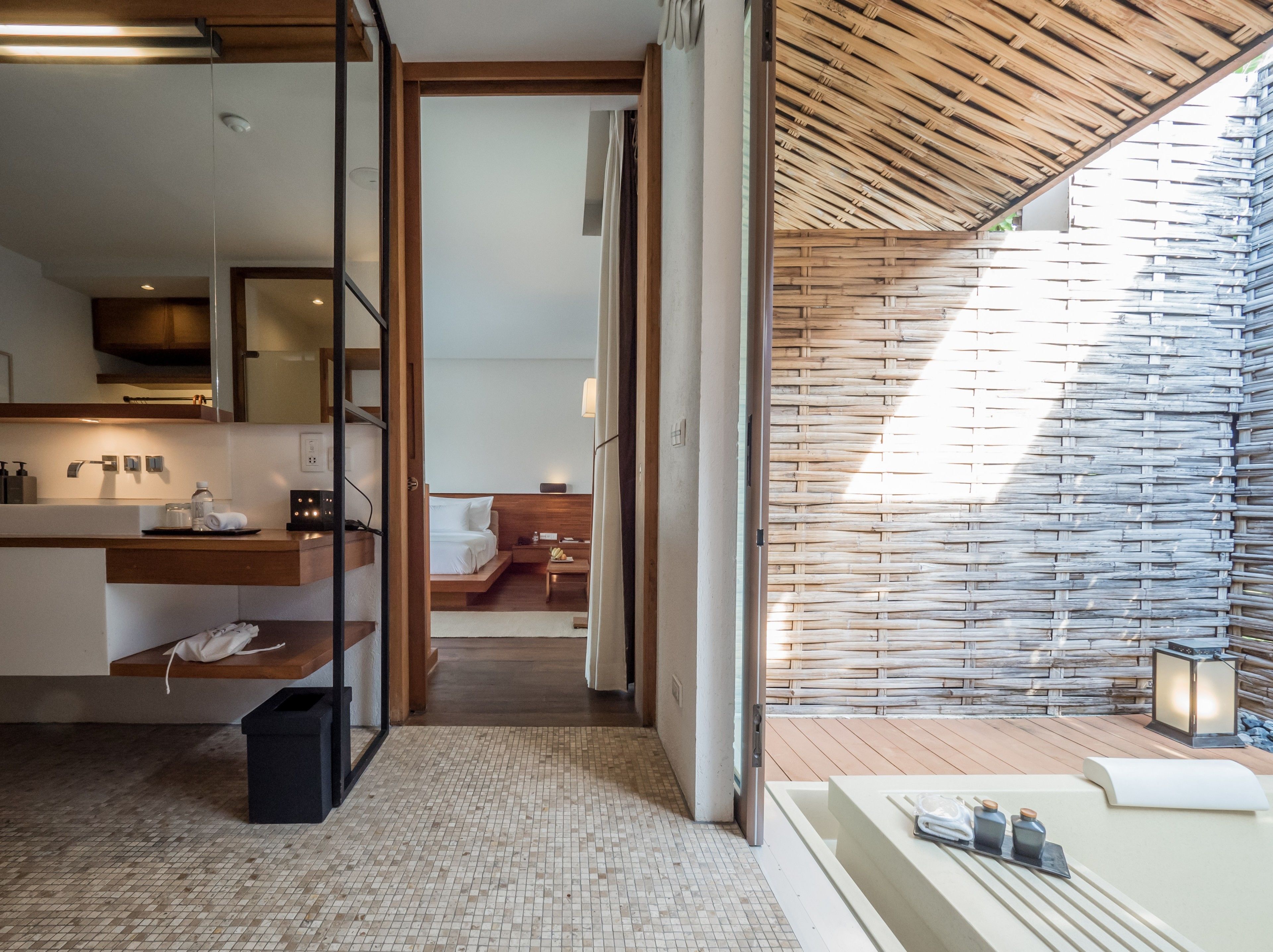 Ein modernes Hotelzimmer mit Küchenzeile, Holzboden und Blick ins Freie.