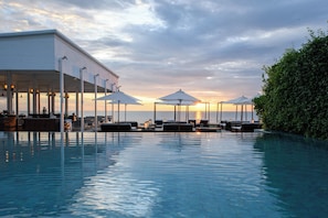 3 piscinas al aire libre, cabañas de piscina gratuitas, sombrillas