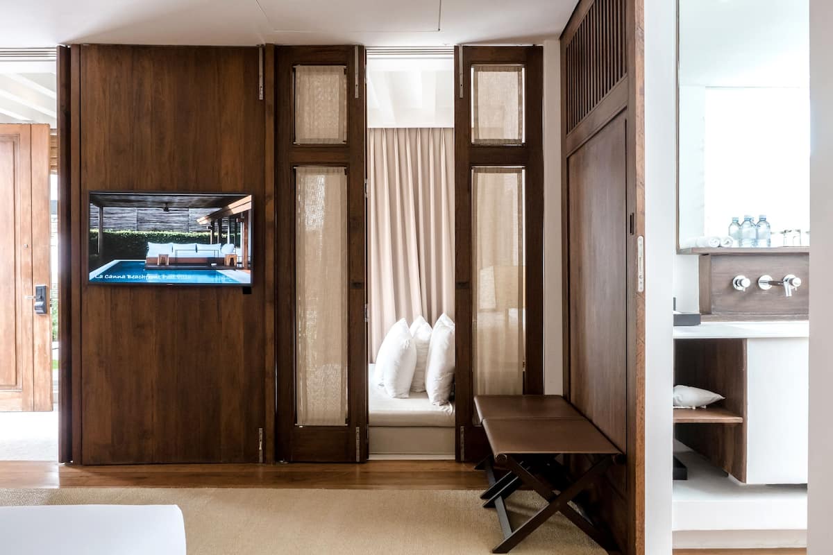 Sansky Deluxe Room | Luxe beddengoed, een minibar, een kluis op de kamer, een bureau