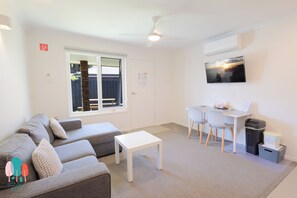 Apartamento superior, 1 quarto | Área de estar | Smart TV 40 polegadas com canais digitais, TV