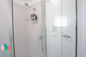 Standard King Studio | Bathroom | Shower, free toiletries, hair dryer, towels - Botanic City Apartments (Warrnambool)