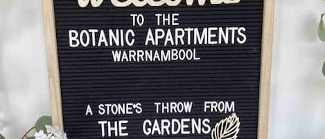 Willkommensschild für die Botanical Apartments in Warrnambool, nur wenige Schritte von den Gärten entfernt.
