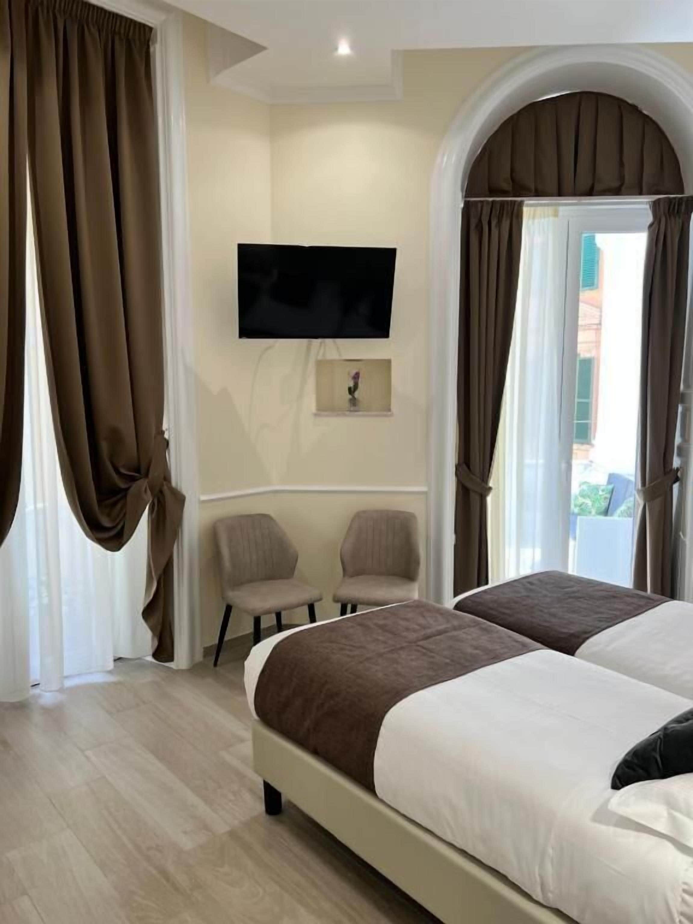 Suite Junior, bagno privato, vista città | Copriletto in piuma, minibar, una cassaforte in camera, una scrivania