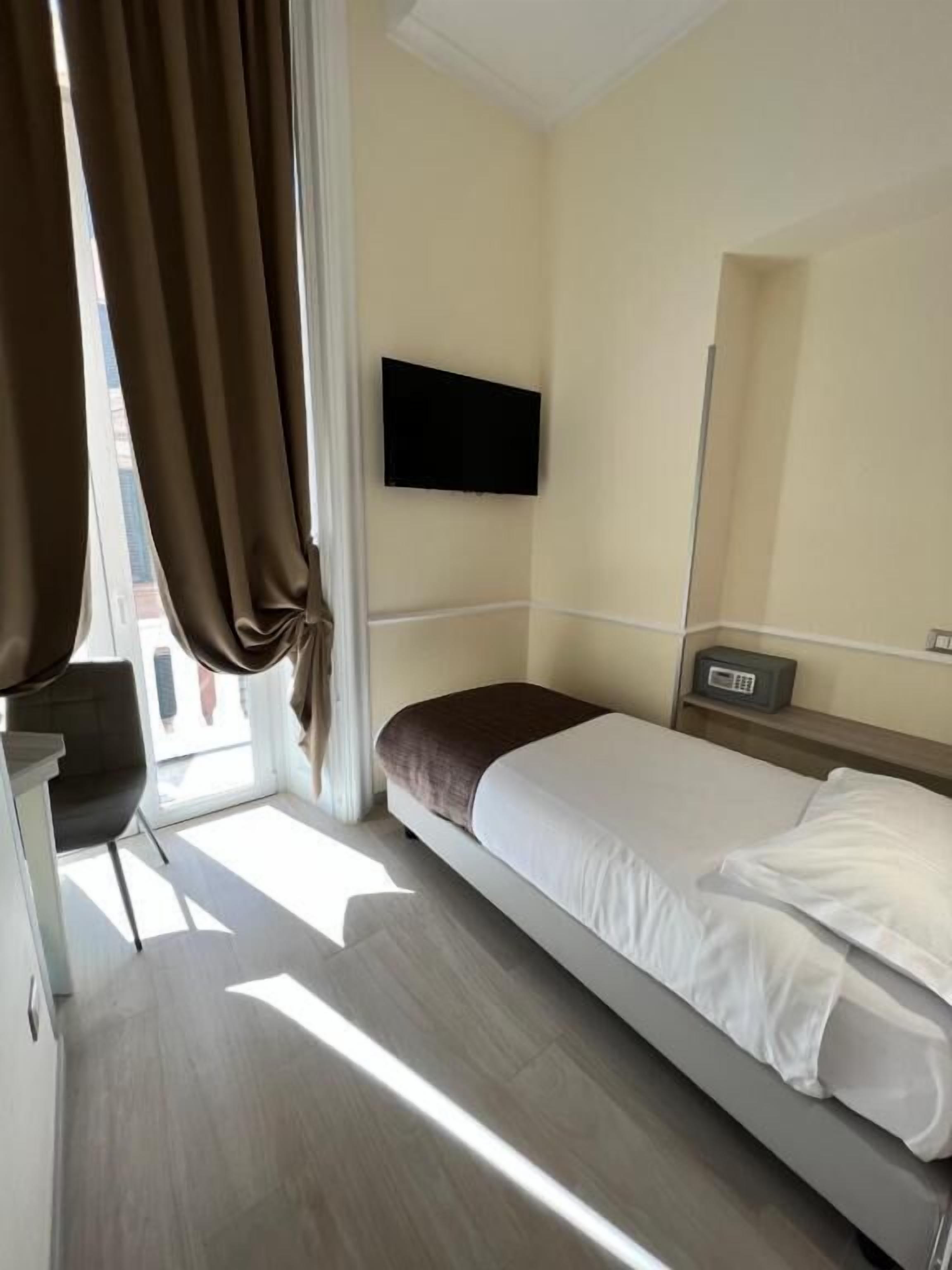 Quarto solteiro econômico, vista para a cidade | Edredons de pluma, frigobar, cofres nos quartos, escrivaninha