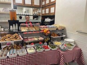 Café da manhã com buffet grátis todos os dias