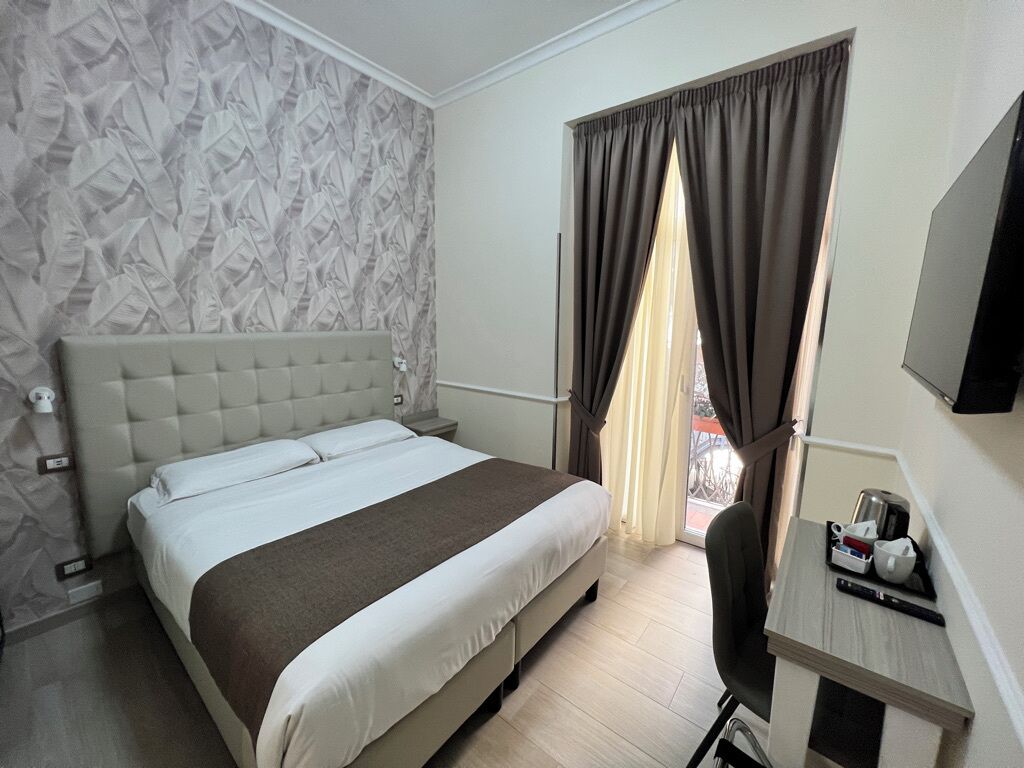 Quarto casal ou duplo clássico, sacada | Edredons de pluma, frigobar, cofres nos quartos, escrivaninha