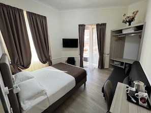 Junior Suite, Private Bathroom, City View | Down comforters, minibar, in-room safe, desk - Hotel Le Petit (Rome)