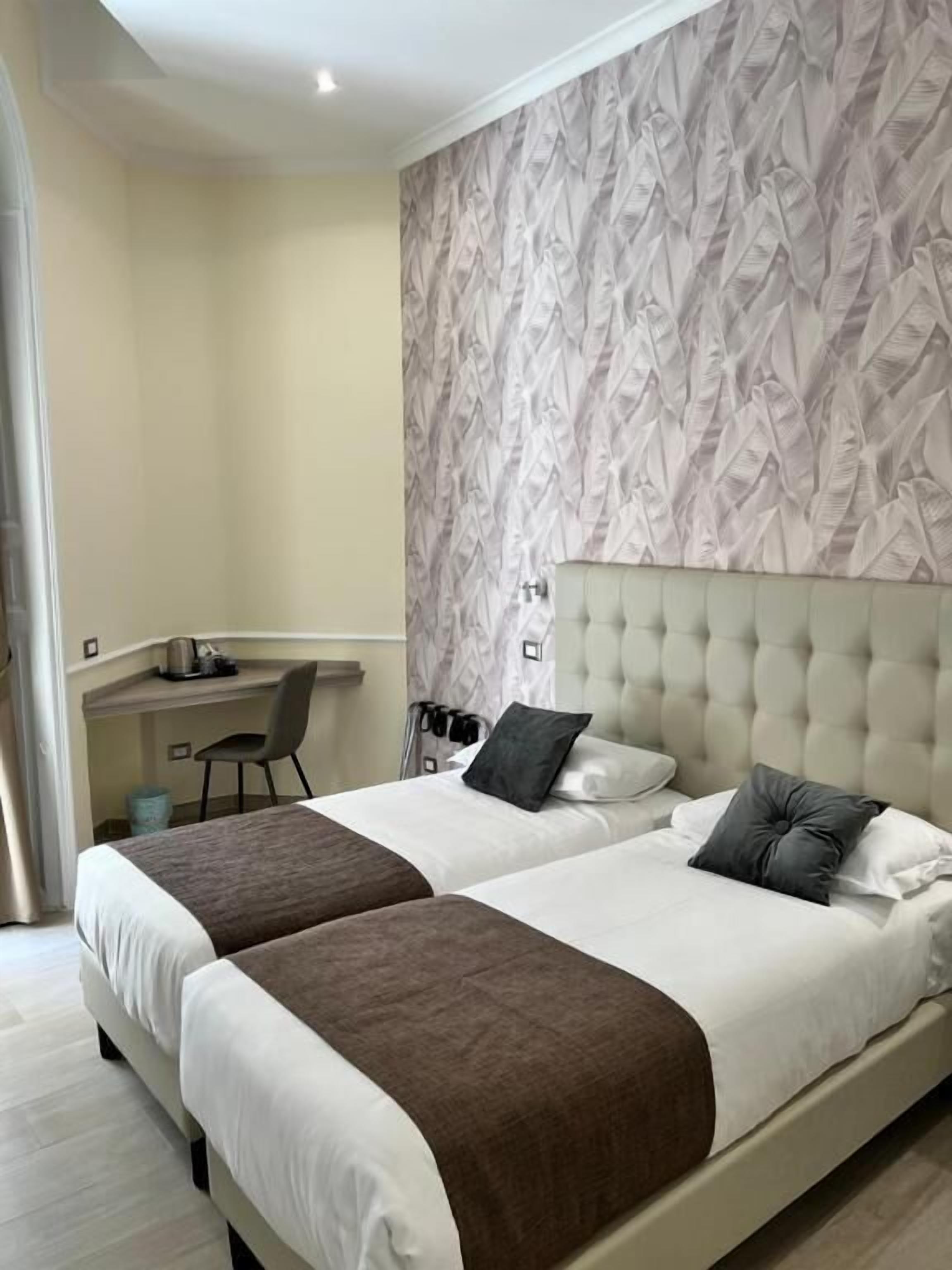 Quarto casal ou duplo, sacada, vista para a cidade | Edredons de pluma, frigobar, cofres nos quartos, escrivaninha