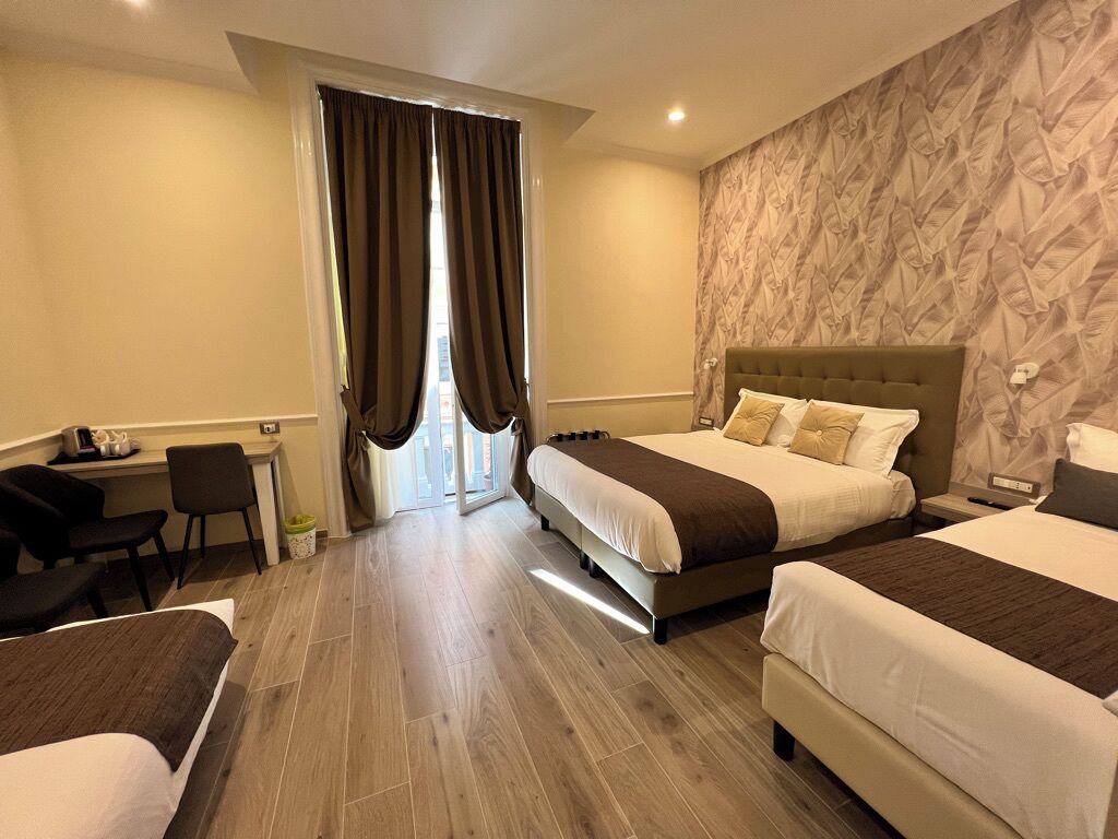 Quarto triplo luxo, sacada, vista para a cidade | Edredons de pluma, frigobar, cofres nos quartos, escrivaninha