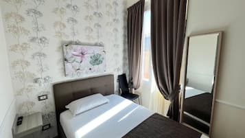 Deluxe enkelrum - utsikt mot innergÄrden | DuntÀcken, minibar, vÀrdeförvaringsskÄp pÄ rummet och skrivbord