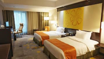 Superior Room (Holiday Inn) | In-room safe, desk, blackout curtains, iron/ironing board