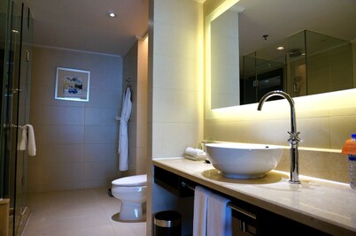 Holiday Inn Guangzhou Shifu, an IHG Hotel