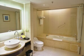 Superior Room (Holiday Inn) | Bathroom | Combined shower/tub, rainfall showerhead, hair dryer, bathrobes
