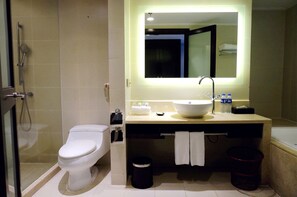 华丽客房 (Holiday Inn) | 浴室 | 淋浴/盆浴组合、大花洒淋浴喷头、吹风机、浴袍