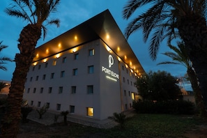 A hotel with a modern design, featuring a prominent 'Port Elche' sign on the facade. - Hotel Port Elche (Elche)