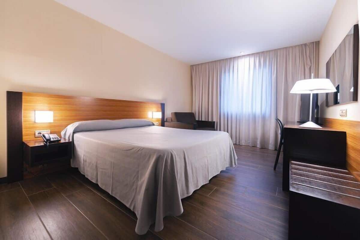 Down comforters, minibar, in-room safe, desk