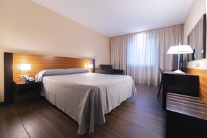 迷你吧、房內夾萬、書桌、手提電腦工作空間