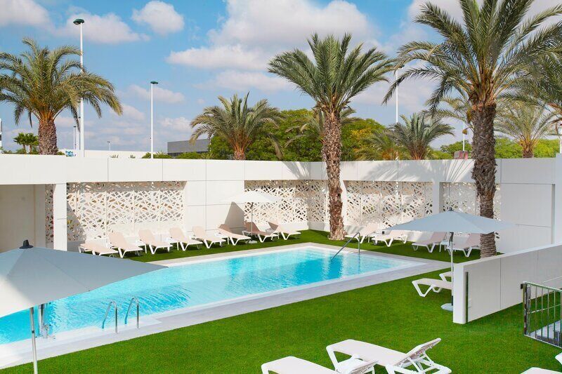 Una piscina al aire libre