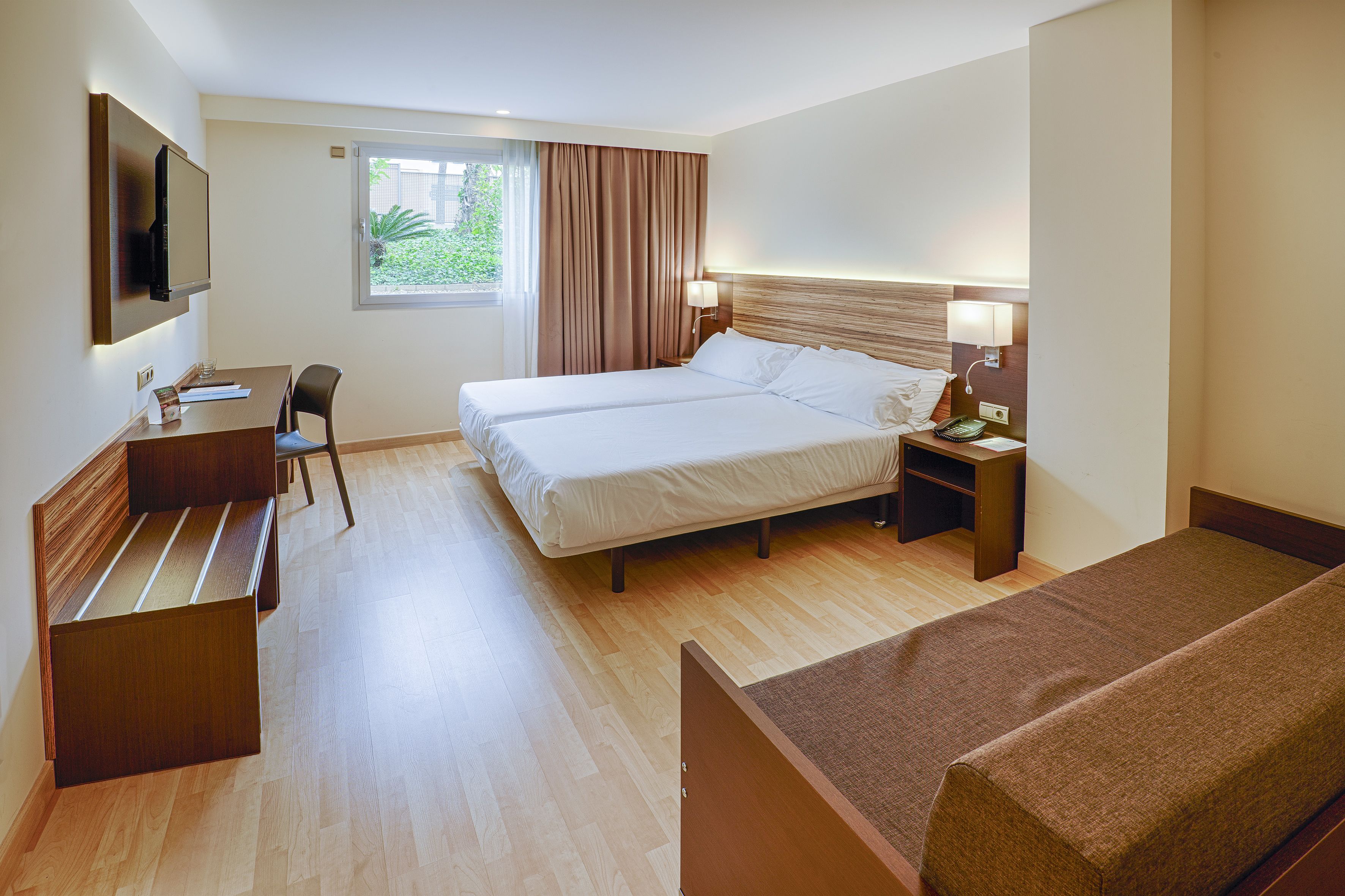 Confort Familiar (3 adults) | Down duvets, minibar, in-room safe, desk
