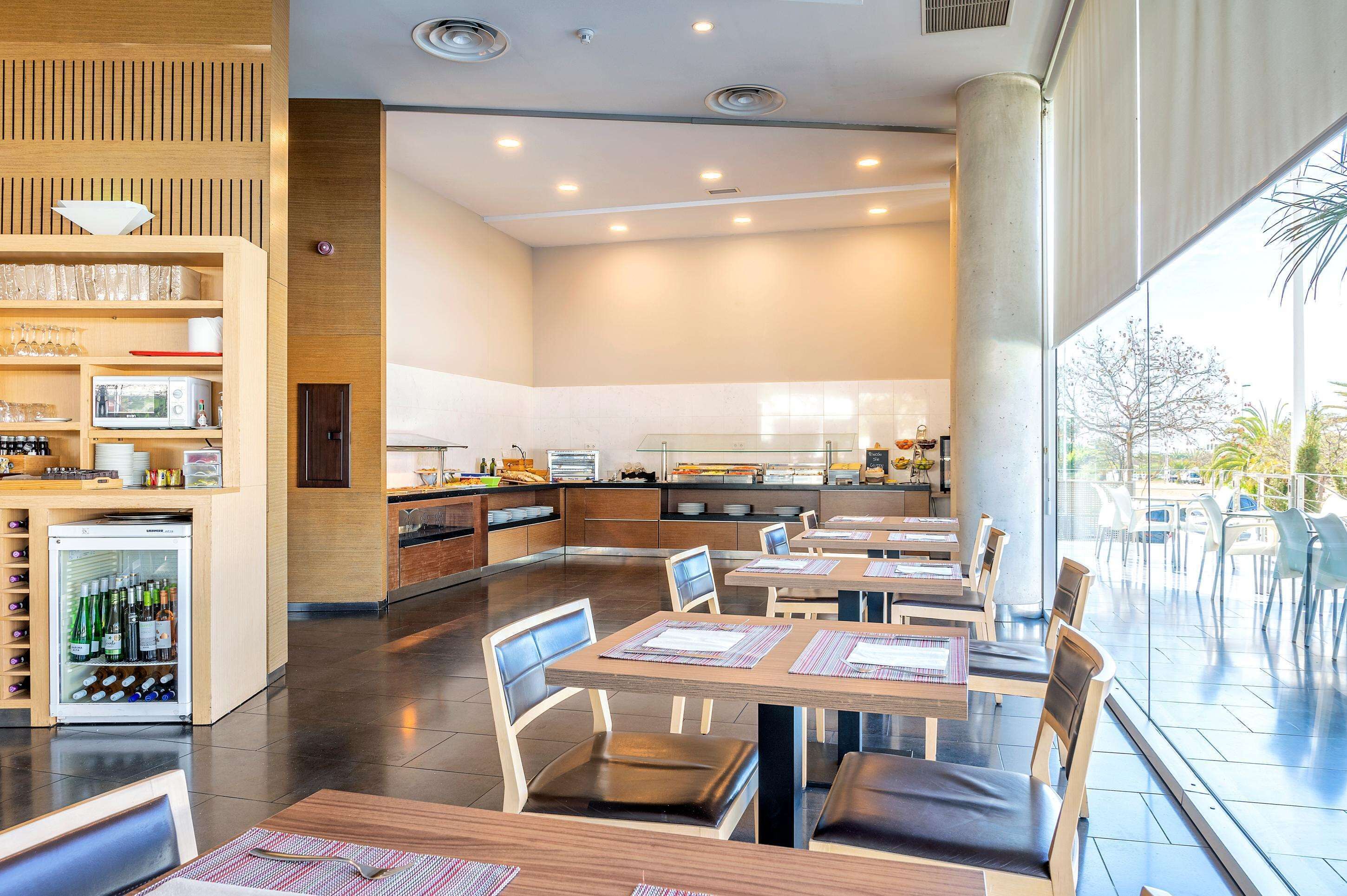 Petit déjeuner buffet (11 EUR par personne)