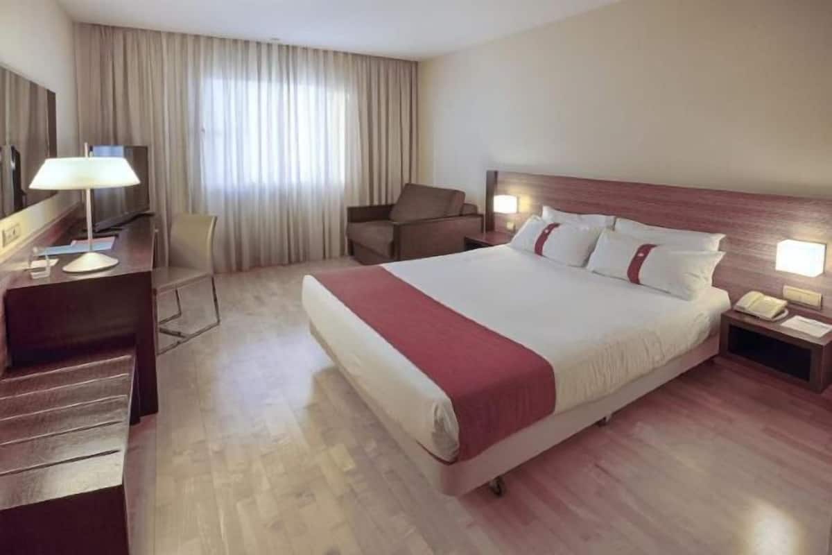 Down duvets, minibar, in-room safe, desk