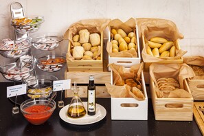 Café da manhã com buffet todos os dias mediante uma taxa