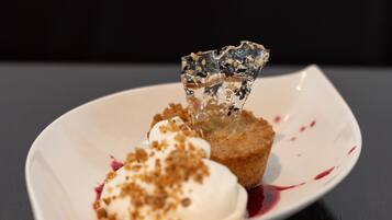 Un postre sobre un plato blanco, sobre fondo oscuro.