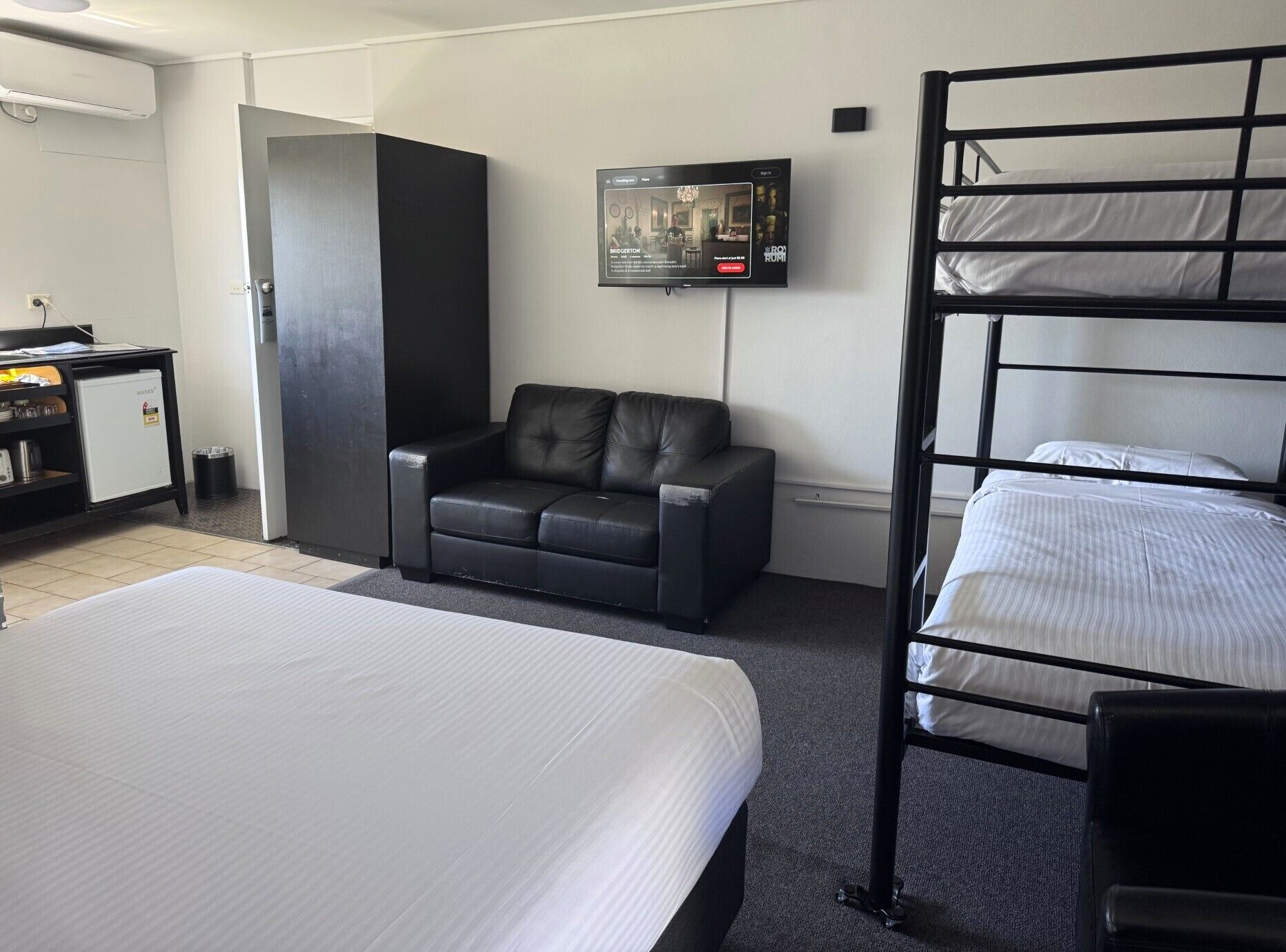 أغطية فراش متميزة وأسرّة بطبقة علوية مريحة ومساحة عمل للكمبيوتر المحمول