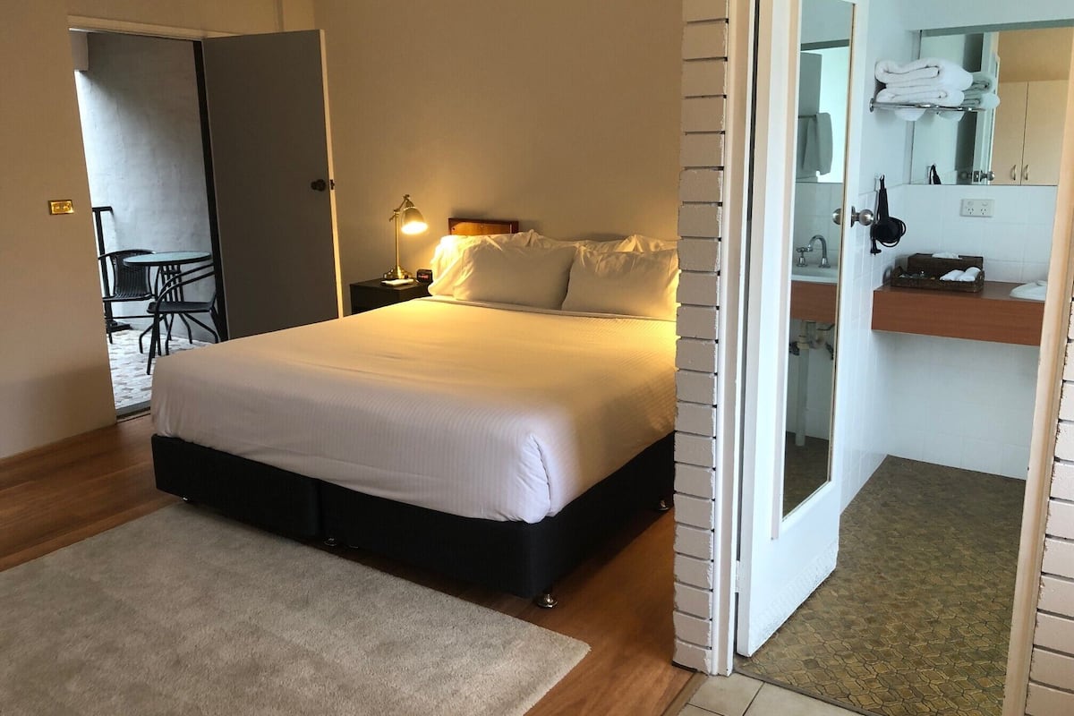 Business Studio Suite, 1 King Bed | Premium bedding, pillowtop beds, laptop workspace, blackout drapes